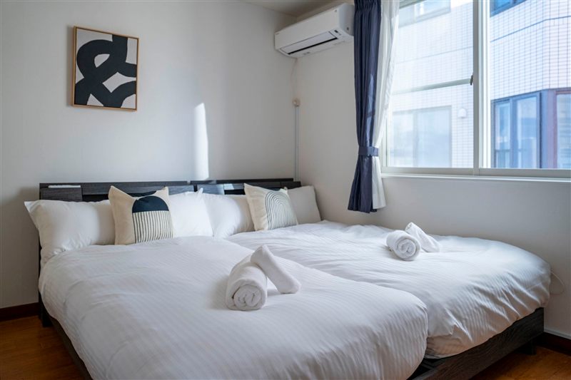 Bedroom with beds and air conditioning