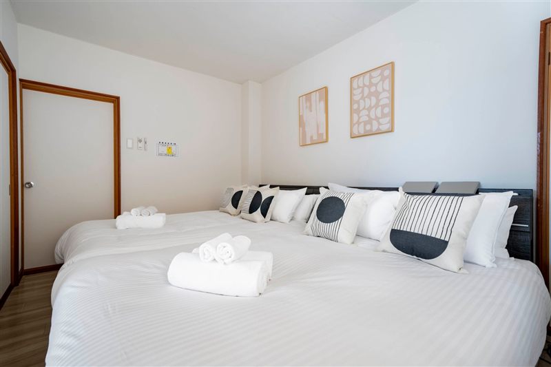 Bedroom with beds and towels